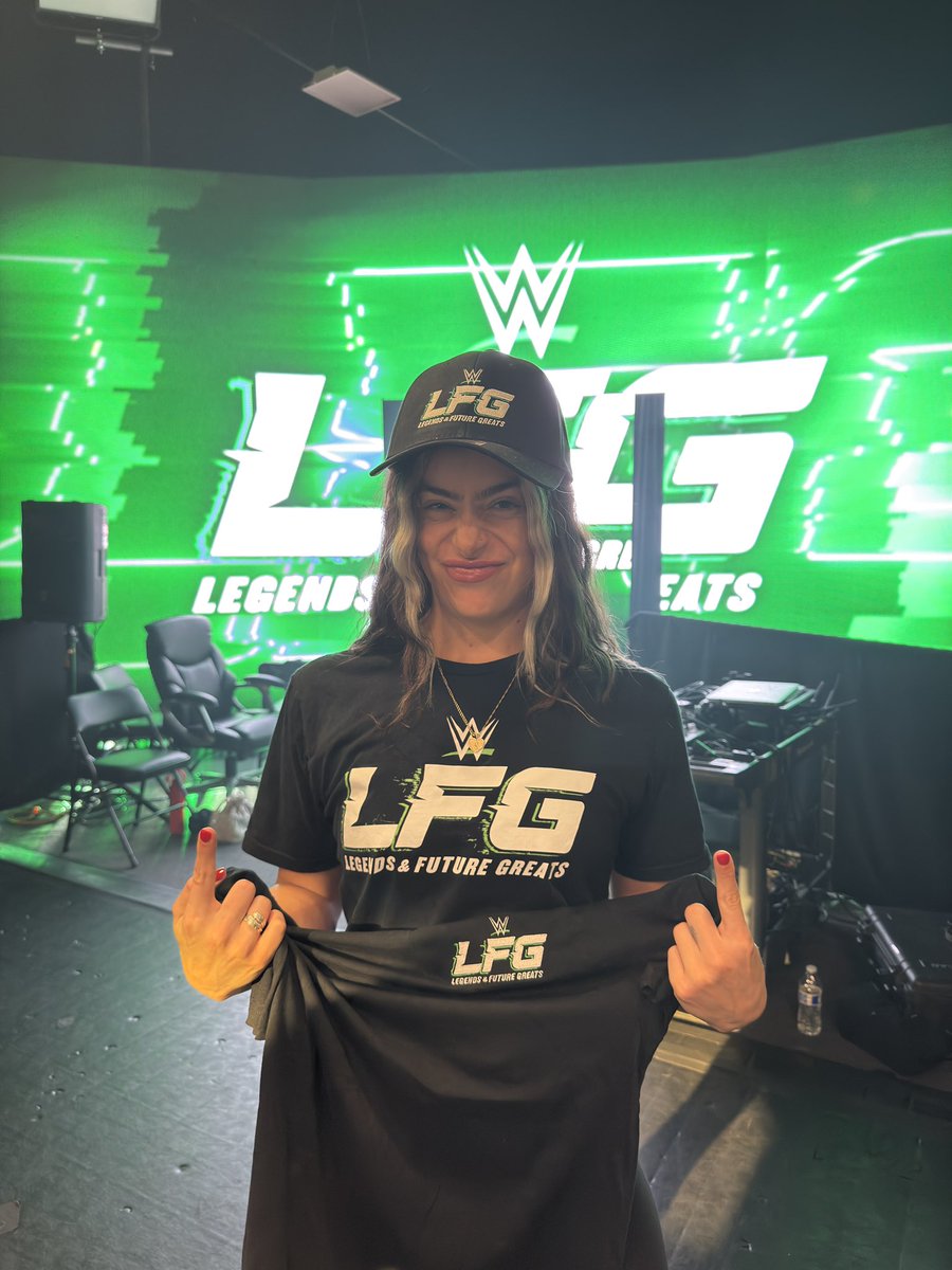 sirenalinton's tweet image. LF-ME!! 💚 #WWELFG
#TeamBooker #SpiceClub