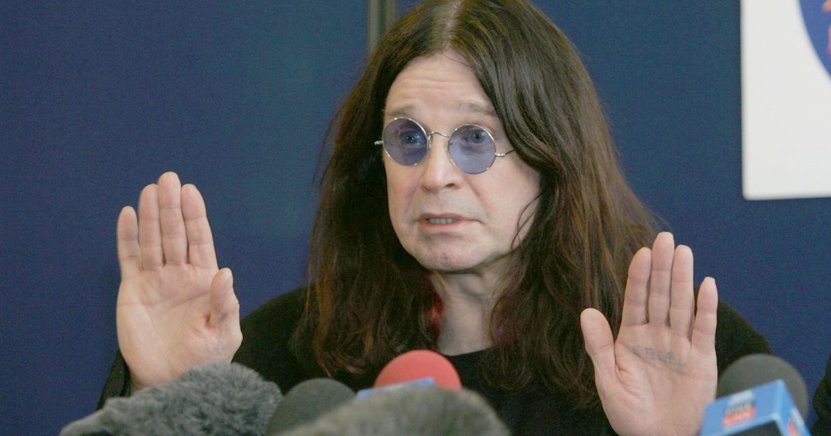 MirrorCeleb's tweet image. Naked Ozzy Osbourne battled burglar in 'headlock' after break in at mansion mirror.co.uk/3am/celebrity-…