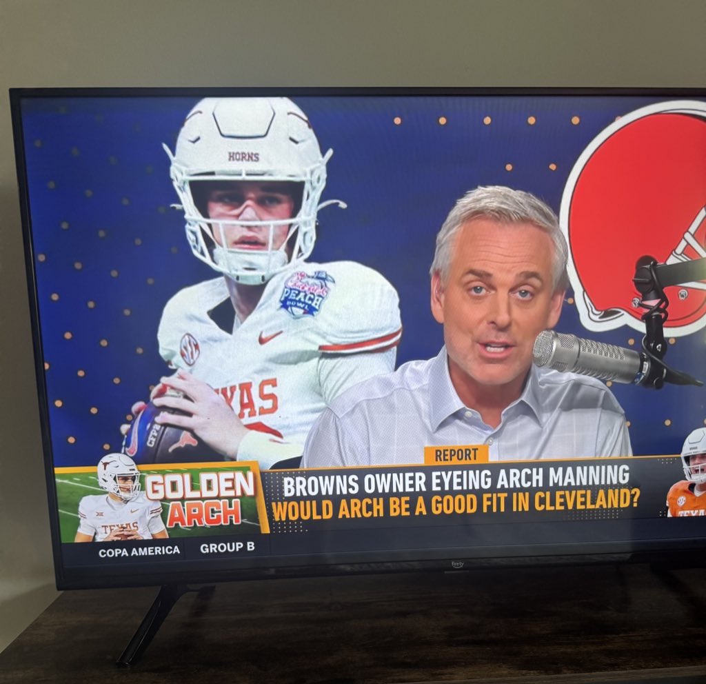 Red_Dead_Fred's tweet image. Fat SEC fan explaining how good of a quarterback Arch Manning is:
imagine a McDonald’s