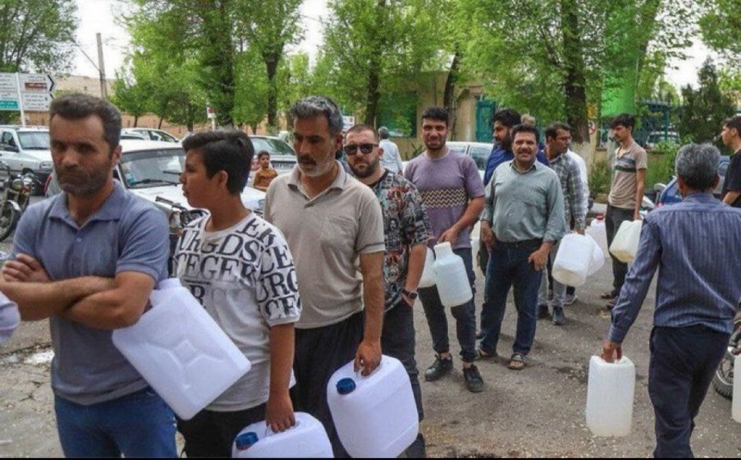 khodn98's tweet image. یه آخوندم تو صف آب نیست، یعنی هیچوقت تو صف نمی ایستن.
#همکاری_ملی