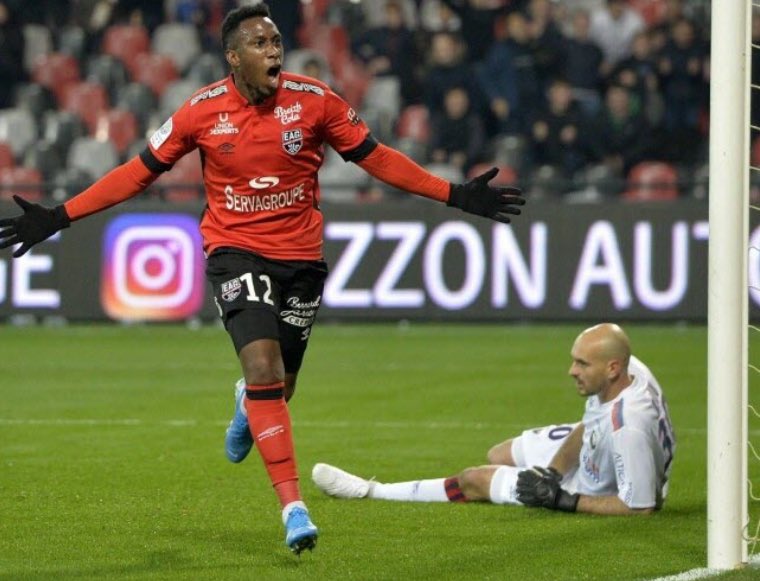🚨Yeni Ngbakoto est sedanais !

L’ancien joueur de Metz, Guingamp, QPR et international congolais comptant plus de 350 matchs professionnels signe au CSSA !

Le joueur de 33 ans évoluait en D1 danoise il y a un an.