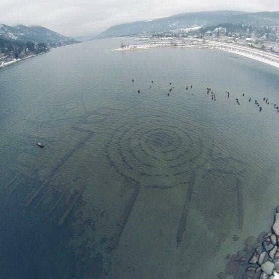 MAVERIC68078049's tweet image. A drone casually discovers mysterious petroglyphs in a glacial lake in Canada
Young Rob Antill was testing his equipment and camera as he observed spirals made of stones and drawings unfamiliar in a lake of icy water.