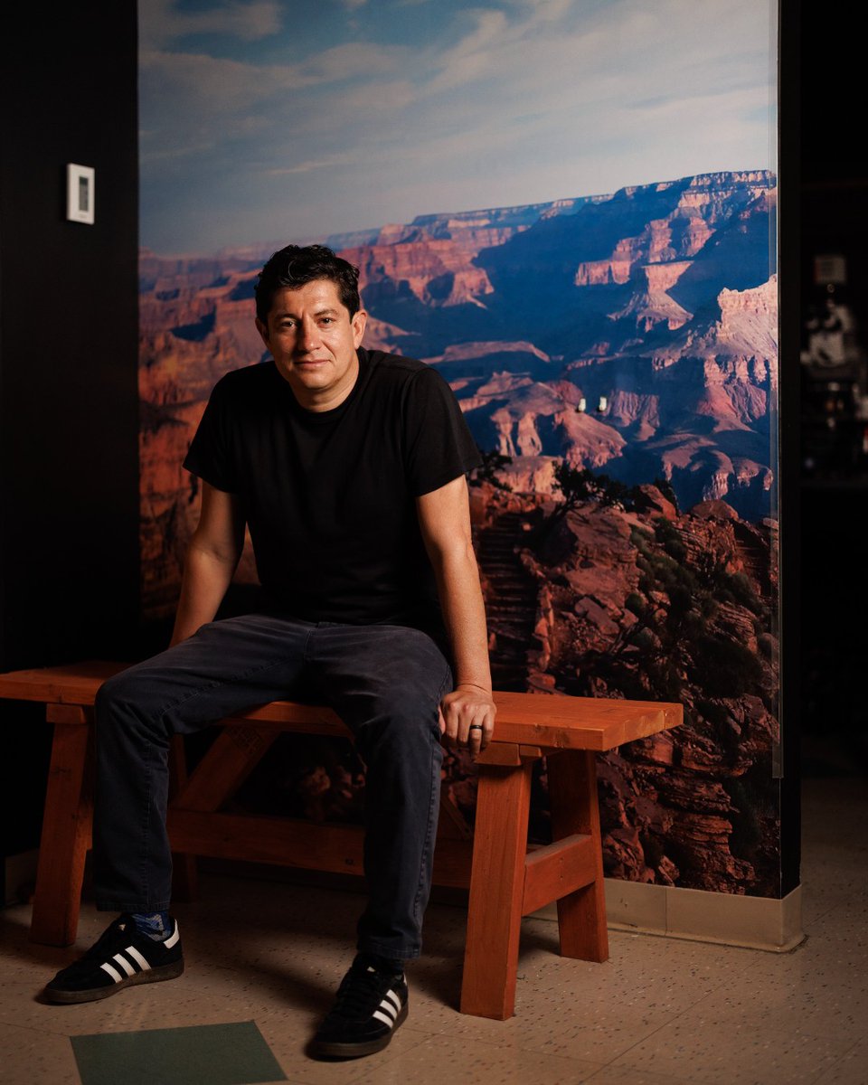 DukeMedSchool's tweet image. Neurobiologist Diego V. Bohórquez, PhD, leads discovery of a gut-brain pathway that helps microbes in the gut nudge the brain to influence appetite and behavior.
Read more ➡️ medschool.duke.edu/stories/newly-…
📸 of Diego V. Bohórquez captured by Eamon Queeney