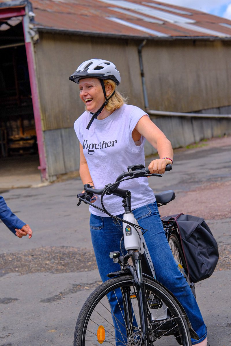 YaelBRAUNPIVET's tweet image. Il y quelques jours je suivais le Tour de France… Aujourd’hui, j’ai fait une étape moi-même.
70 km à vélo avec @christoblanchet pour aller là où ça vit, où ça discute, où ça râle et où on peut me dire les choses en face : en proximité réelle 🚴♀️🇫🇷