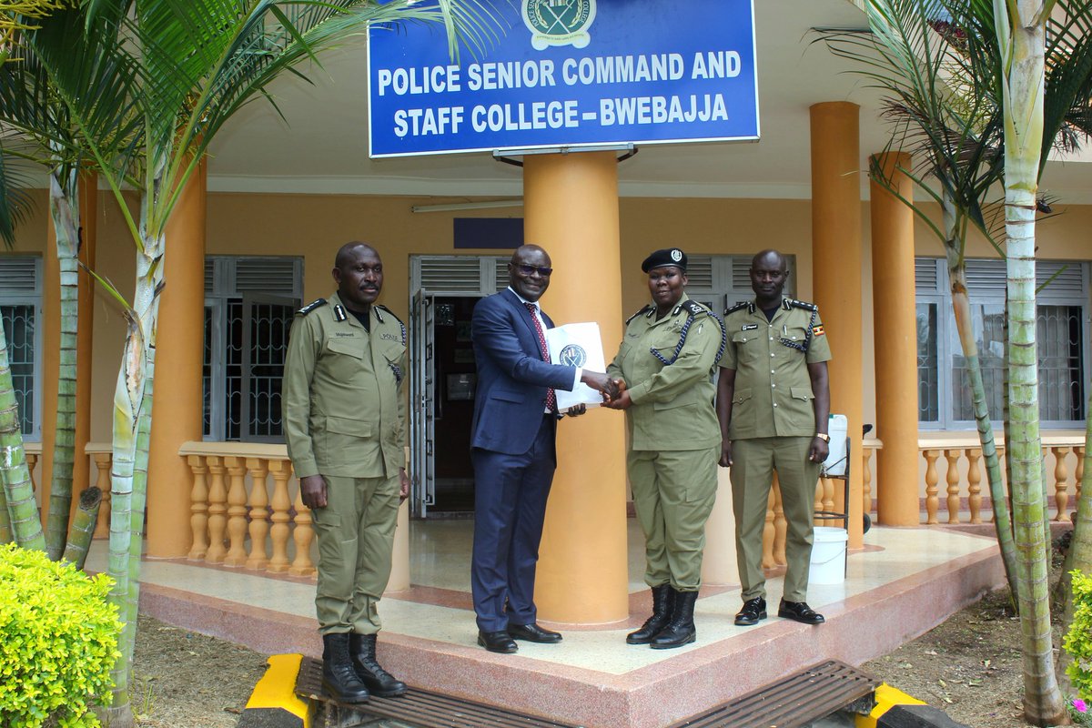 katwiireMolly's tweet image. Today, Justice Byabakama Simon, Chairman of @UgandaEC, delivered a lecture of opportunity on electoral procedures, processes, laws, and roles to senior officers attending the Senior Command course at the Police Senior Command and Staff College in Bwebajja. @mkituuma @PoliceUg