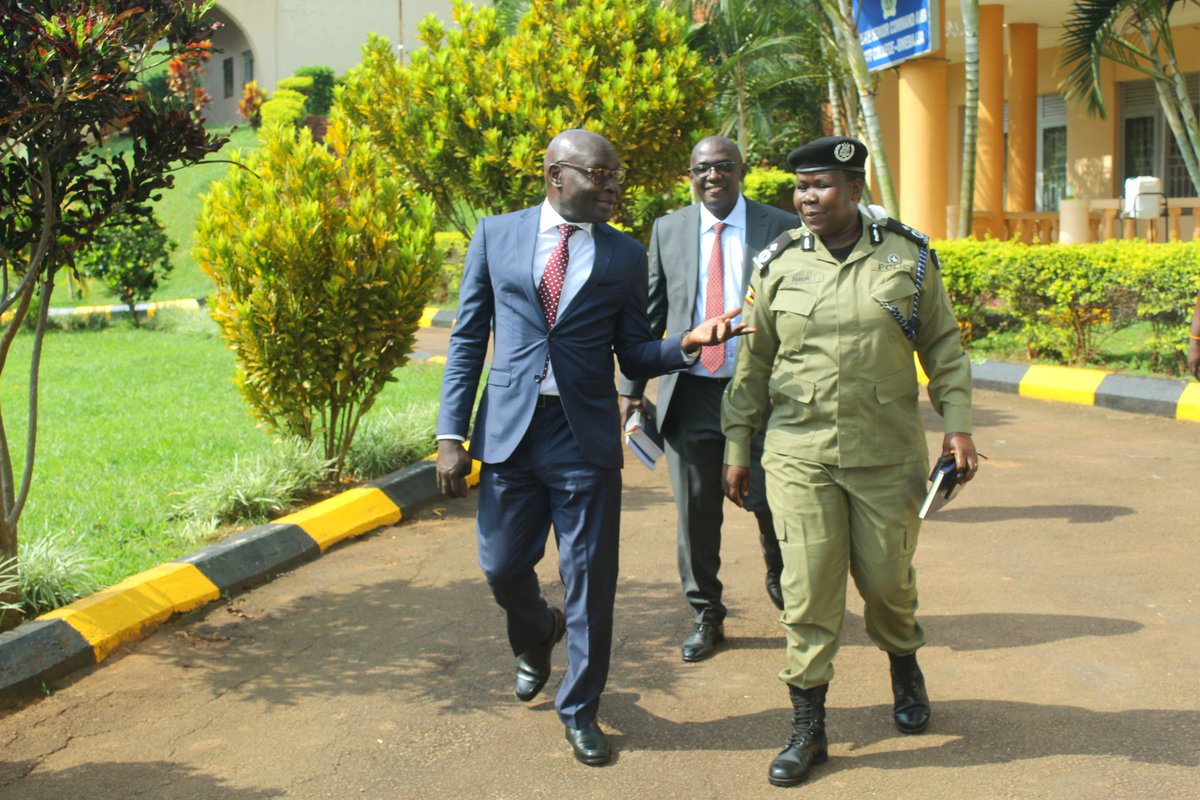 katwiireMolly's tweet image. Today, Justice Byabakama Simon, Chairman of @UgandaEC, delivered a lecture of opportunity on electoral procedures, processes, laws, and roles to senior officers attending the Senior Command course at the Police Senior Command and Staff College in Bwebajja. @mkituuma @PoliceUg
