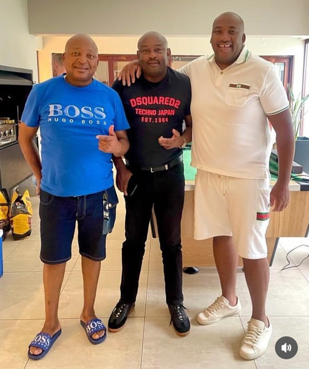 sa_crime's tweet image. 📢 Setting the Record Straight!

A photo has been making the rounds on social media with claims that the man in the middle is Katiso Molefe. 🚫 That’s not true.

✅ The person in the photo is Dan “Buga” Hlabangane — not Katiso Molefe flagged by Kenny Kunene and Gayton McKenzie…