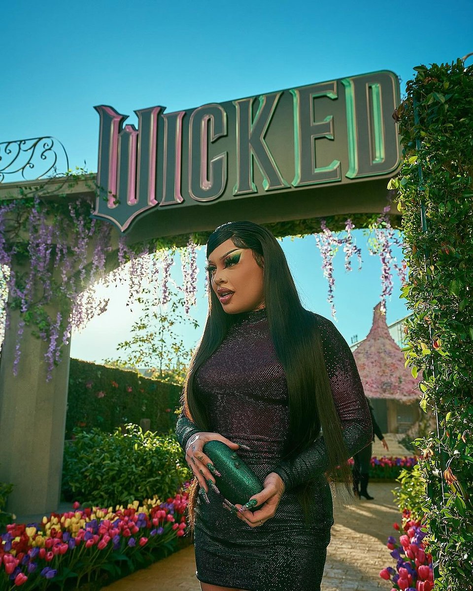 areviewmusical's tweet image. 🚨🌪️ Segundo o Portal Leo Dias, Gloria Groove será Madame Morrible em &apos;Wicked&apos; por tempo limitado.

A personagem, hoje vivida por Karin Hils, seria interpretada por Gloria de 23 a 27 de agosto e de 30 de agosto e 03 de setembro. 

Ainda não há confirmação oficial.