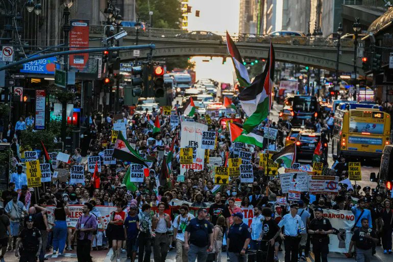 ClaudaTanios's tweet image. Hundreds protest in New York, say ‘stop starving Gaza’ and call on US government to stop arming Israel
📸 @reuterspictures