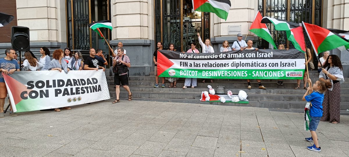 unodeldiezE's tweet image. 🇵🇸 💔 Concentración de urgencia con cacerolada en Zaragoza, ante la brutal hambruna que sufre el pueblo hermano palestin0 por el inhumano bloqueo de 1srael.
🇪🇦 Al Gobierno de España
¡Ruptura de TODO TIPO DE RELACIONES con el Gobierno gen0cida de 1srael!
¿Qué más tiene que…