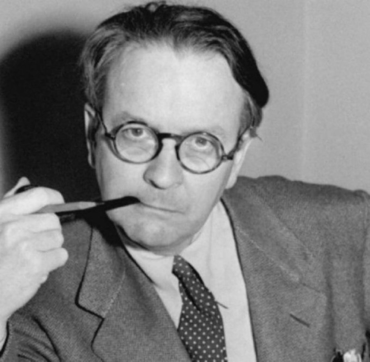 Peine01's tweet image. „Die meisten Menschen gehen mit der Hälfte ihrer Energie durchs Leben und versuchen, eine Würde zu schützen, die sie nie hatten"
Raymond Chandler
23. Juli 1888 - 26. März 1959