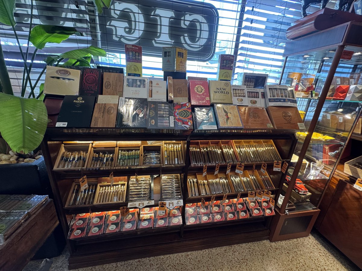 foisllfs's tweet photo. Exploring the finest cigars, each one a work of art waiting to be enjoyed. 🥃🍂 From classic flavors to new world blends, it’s a journey for the senses. #CigarLovers #CigarCulture #Craftsmanship https://t.co/RND3mn49em