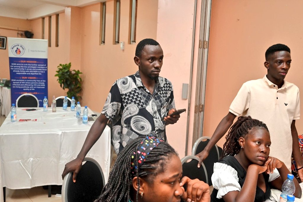 Reachoutmbuya's tweet photo. Our YAPs are now better equipped to support their peers. 
Through hands-on digital training, they’ve learned how to use mobile phones to collect &amp; track service data, making health services more accessible, confidential, &amp; youth friendly. Kozesa essimu otaase obulamu. https://t.co/uNgbvN2SoF
