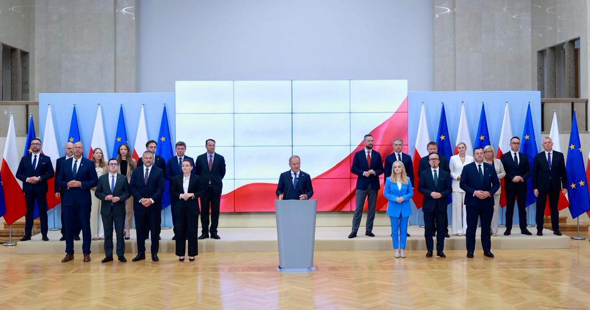 Stefan Krajewski (@stefankrajewski) on Twitter photo 📣 Nowy rząd, ten sam kierunek!
PSL bierze większą odpowiedzialność za bezpieczeństwo Polski.
Dziękuję min. Siekierskiemu.
Gratulacje dla:
🟢 <a href="/KosiniakKamysz/">Władysław Kosiniak-Kamysz</a> – MON
🟢 <a href="/motykamilosz/">Miłosz Motyka</a> – Energia
🟢 <a href="/DariuszKlimczak/">Dariusz Klimczak</a> – Infrastruktura
Działamy! 💪🇵🇱
<a href="/MRiRW_GOV_PL/">Ministerstwo Rolnictwa i Rozwoju Wsi</a>
<a href="/nowePSL/">🍀 PSL</a> 📣 Nowy rząd, ten sam kierunek!
PSL bierze większą odpowiedzialność za bezpieczeństwo Polski.
Dziękuję min. Siekierskiemu.
Gratulacje dla:
🟢 <a href="/KosiniakKamysz/">Władysław Kosiniak-Kamysz</a> – MON
🟢 <a href="/motykamilosz/">Miłosz Motyka</a> – Energia
🟢 <a href="/DariuszKlimczak/">Dariusz Klimczak</a> – Infrastruktura
Działamy! 💪🇵🇱
<a href="/MRiRW_GOV_PL/">Ministerstwo Rolnictwa i Rozwoju Wsi</a>
<a href="/nowePSL/">🍀 PSL</a>