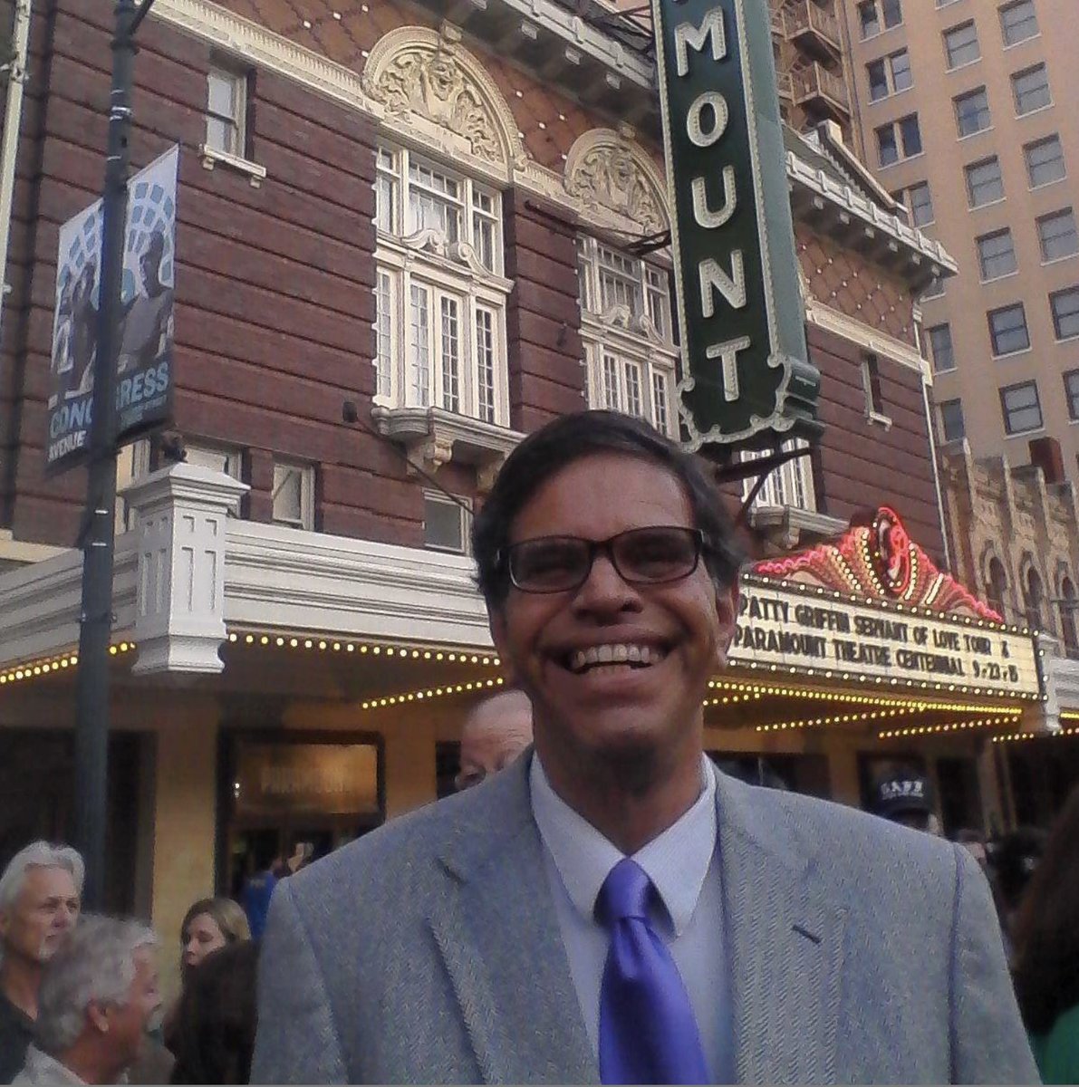 edwonkkimmy's tweet image. Today would’ve been the birthday of Steve Sadowsky, Austin’s longtime historic preservation officer. He was one of those people who taught me what made Austin Austin. He also threw one heck of a birthday party at the Victory Grill.
📸: Steve at the Paramount Theatre (photo via…