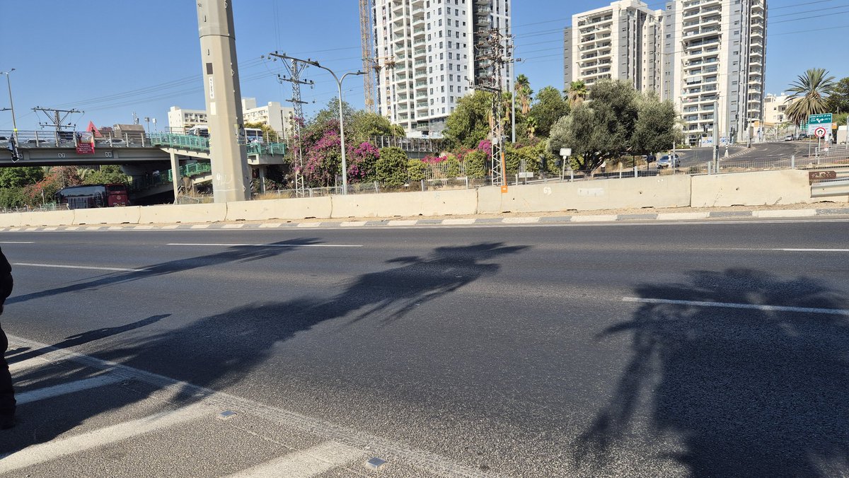 shilofreid's tweet image. לקראת תחילת ההפגנה המשטרה כבר חסמה את כביש 4 באזור צומת קוקה קולה עוד לפני הגעת המפגינים.