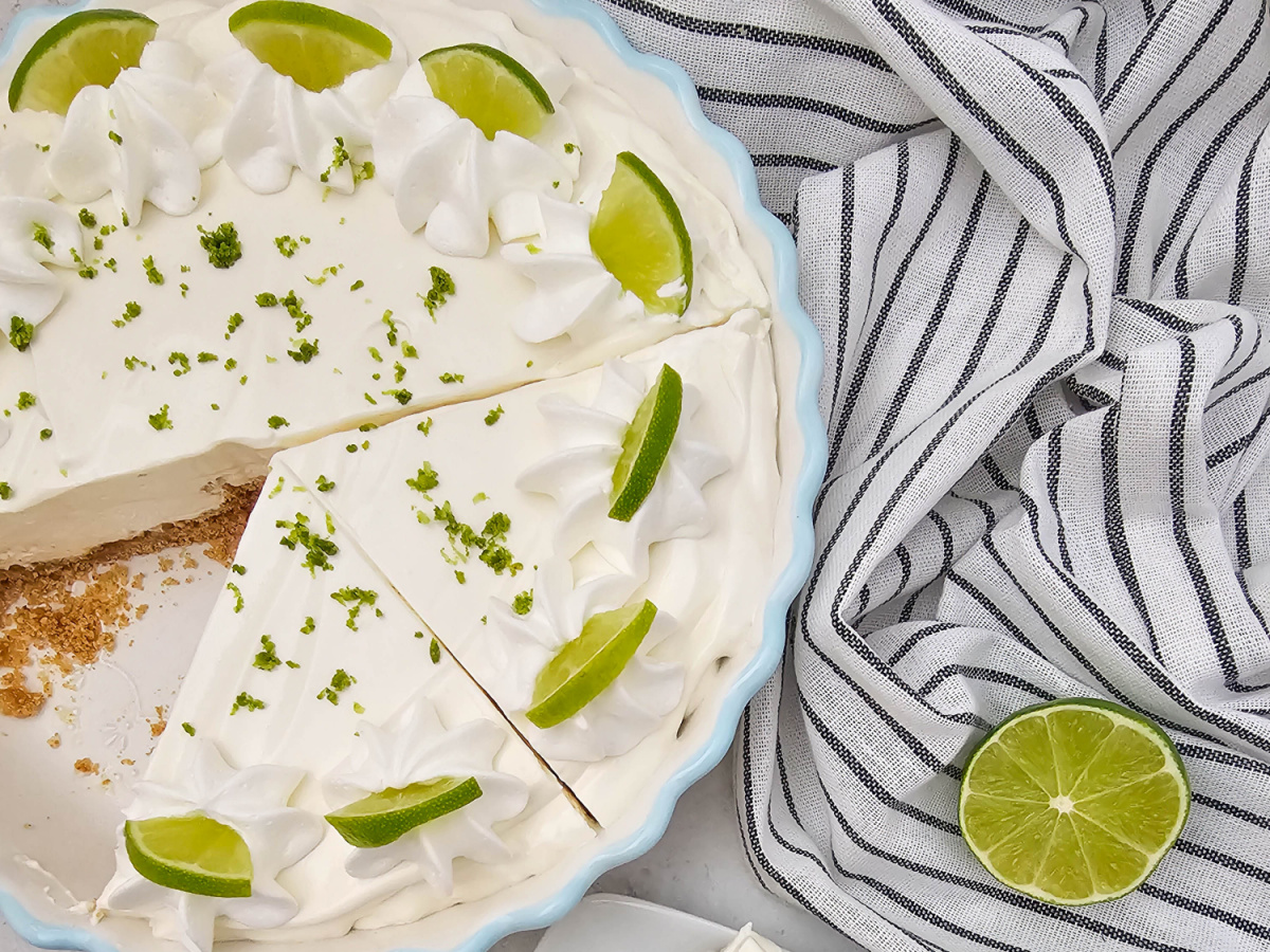 Easy Key Lime Pie is the no-bake dessert you need. Creamy, citrusy, made with pantry staples. #keylimepie #nobakedessert #summerdessertweek blogghetti.com/easy-key-lime-…