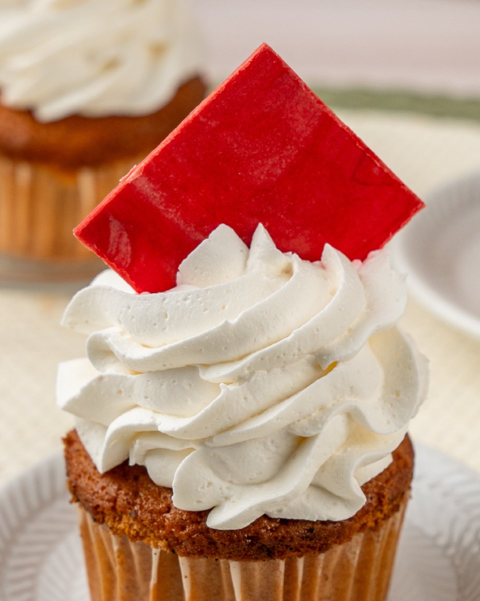 🍓¡Pequeños placeres que conquistan!✨
Probá nuestro delicioso Cupcake sabor frutilla, con bizcocho suave y un topping de chantilly irresistible.
🧁 Contiene 70 gr. c/u.
💰 Gs. 5.000 la un.
📍Disponible exclusivamente en nuestra Confitería de #Superseis🍃