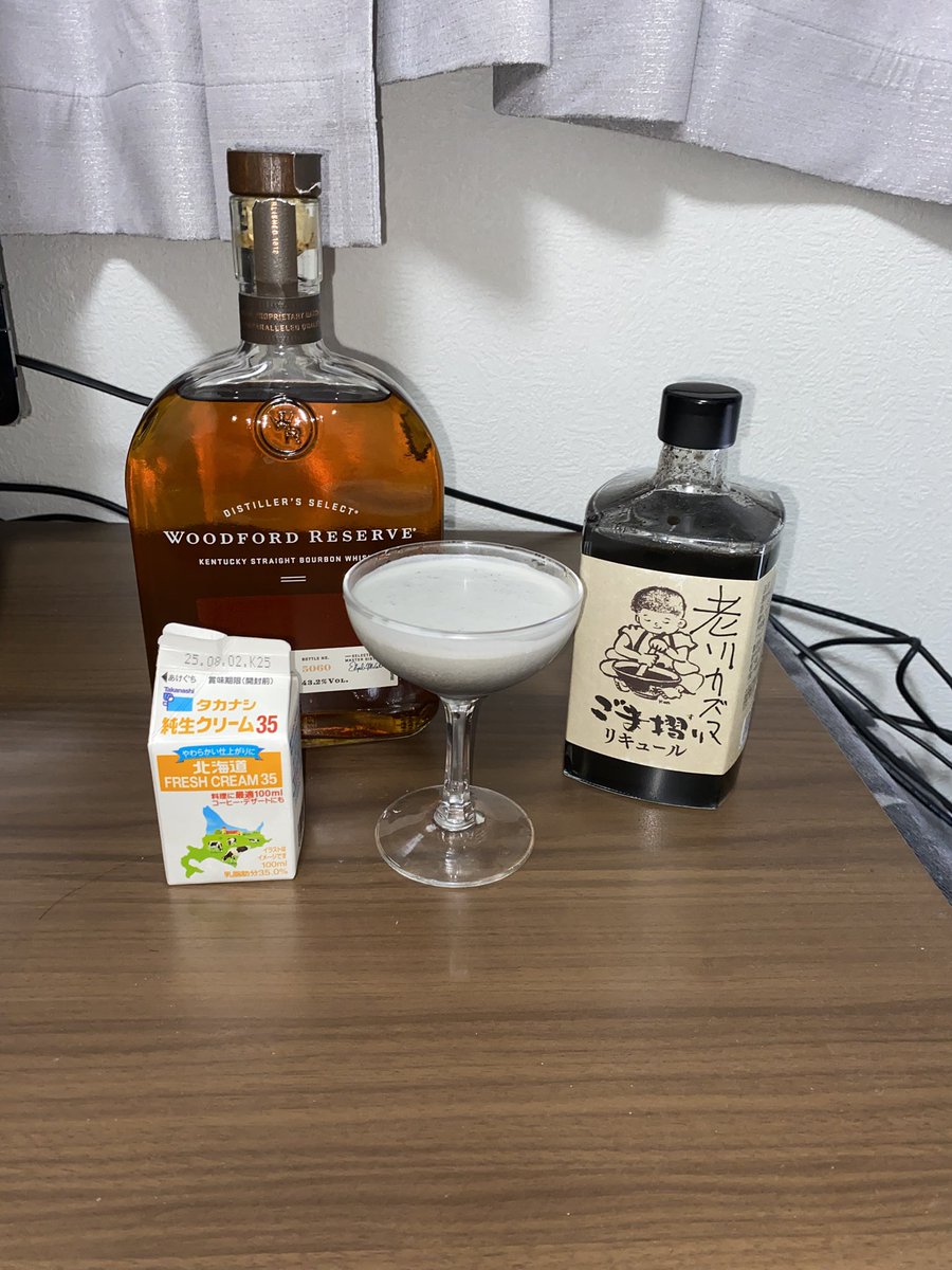 ごま摺りリキュールレビュー。
バニラアイスにかけて食べるのも鉄板だけど、カクテル材料としても優秀。
バーボン、生クリームと等量ずつ混ぜてシェイクすると正に黒胡麻バニラアイス風味のデザートカクテルになります。
 #ごま摺りキュール