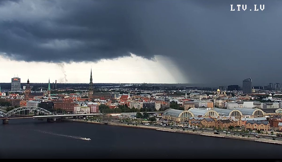 Rīgas pamali skāris viens iespaidīgs lietus mākonis