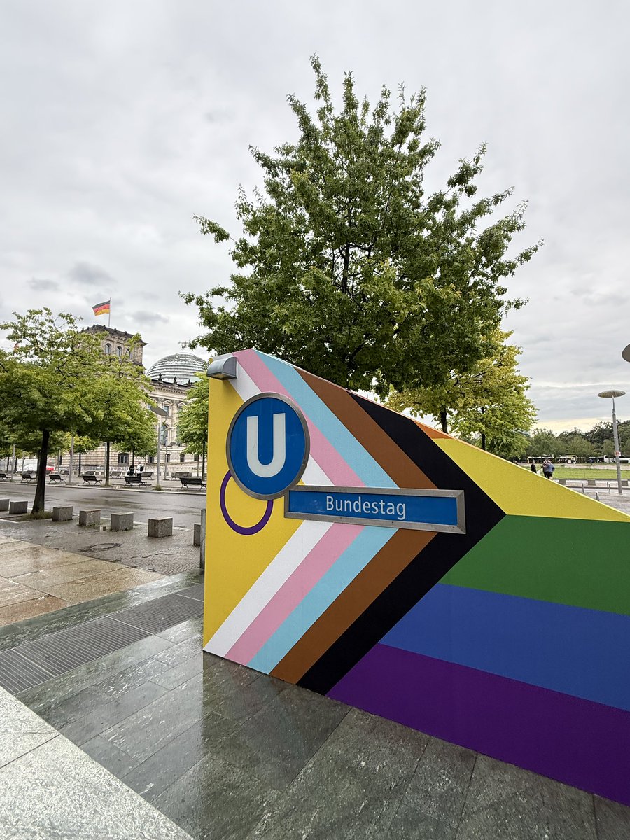 JulianAdrat's tweet image. Je mehr Messer, desto mehr Regenbogen. Je mehr Vergewaltigungen, desto bunter die Plakate. Sie schämen sich nicht – sie feiern es. Nicht Schwarz-Rot-Gold, sondern die Farben ihres Irrsinns kleben zu Füßen des Parlaments. Die Regenbogenflagge ist ihr Banner der Selbstaufgabe.
Und…