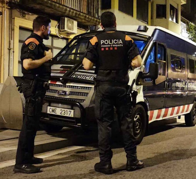 CultureWar2020's tweet image. 🚨Just in ::: Spanish police arrested a North African immigrant for fatally stabbing a waiter in Barcelona as he walked home from work.
The suspect has been released on bail