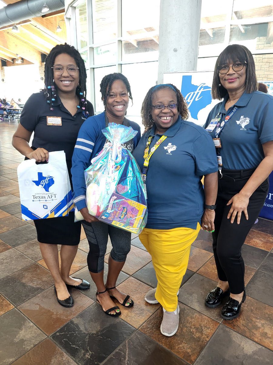 AftSpring's tweet image. 🎉 Congratulations to our raffle winner! 🎉
We hope your students enjoy Pete the Cat and his stories! It’s a purr-fect addition to any classroom!

Don’t forget: your union is supporting educators and making moments like this possible. Together, we make a difference! 💪🍎📚