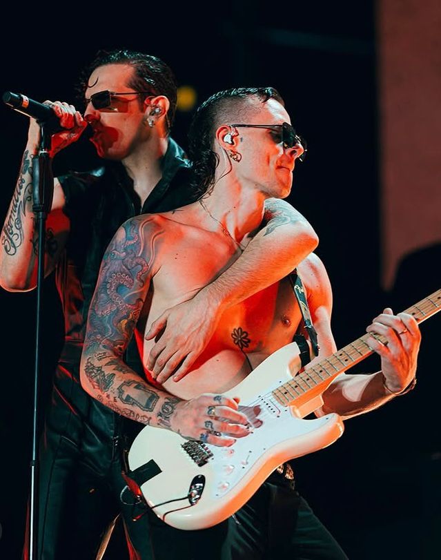 Quest’estate, sul palco, gli occhiali da sole da uomo si prendono la scena!
Dai tour da tutto esaurito agli outfit virali, non è solo questione di musica: è questione di stile.
Montature spesse, lenti colorate, vibe retrò: l’eyewear maschile sale sul palco e rende ogni look