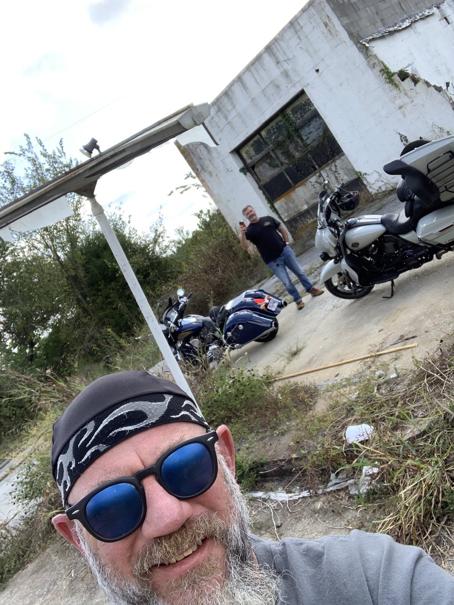yadi_molina4's tweet image. Good morning, X! This picture goes back at least six years. My brother, from a different mother, and I needed some gas and pulled over here. It was a bit dry on gas, but we were able to find some beer. 🍻 Happy Hump Day! 😎🇺🇸👊🏻🙏