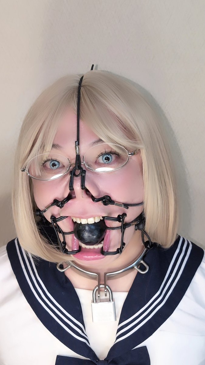 Slave_shou's tweet photo. 鼻フックレヴュー②
AWESOMEさんの「フェイスハガー」
ずっと興味がありながら手を出していなかった顔面全体を崩壊させる複合鼻フックです。単体での顔面崩壊度は非常に高いアイテムです。
装着感★★★☆☆
被虐感★★★★★
破壊度★★★★★
難易度★★★★★
※注意点※
紐の部分がゴムなので一定以上の強さでは装着できません。状況に応じて鼻フックだけ、口フックだけ、ボールギャグだけ、色々使い分けられます。口フックを使用する場合は装着難易度が高いです。自分の口に合わせて少しフックの形を変形させれば装着感は向上すると思います。あと紐が布で覆われたゴム紐なので紐に化粧移りするので気になる方は化粧が移っても目立たない色の紐のタイプを選ぶことをお勧めします。
@awesome_hugger