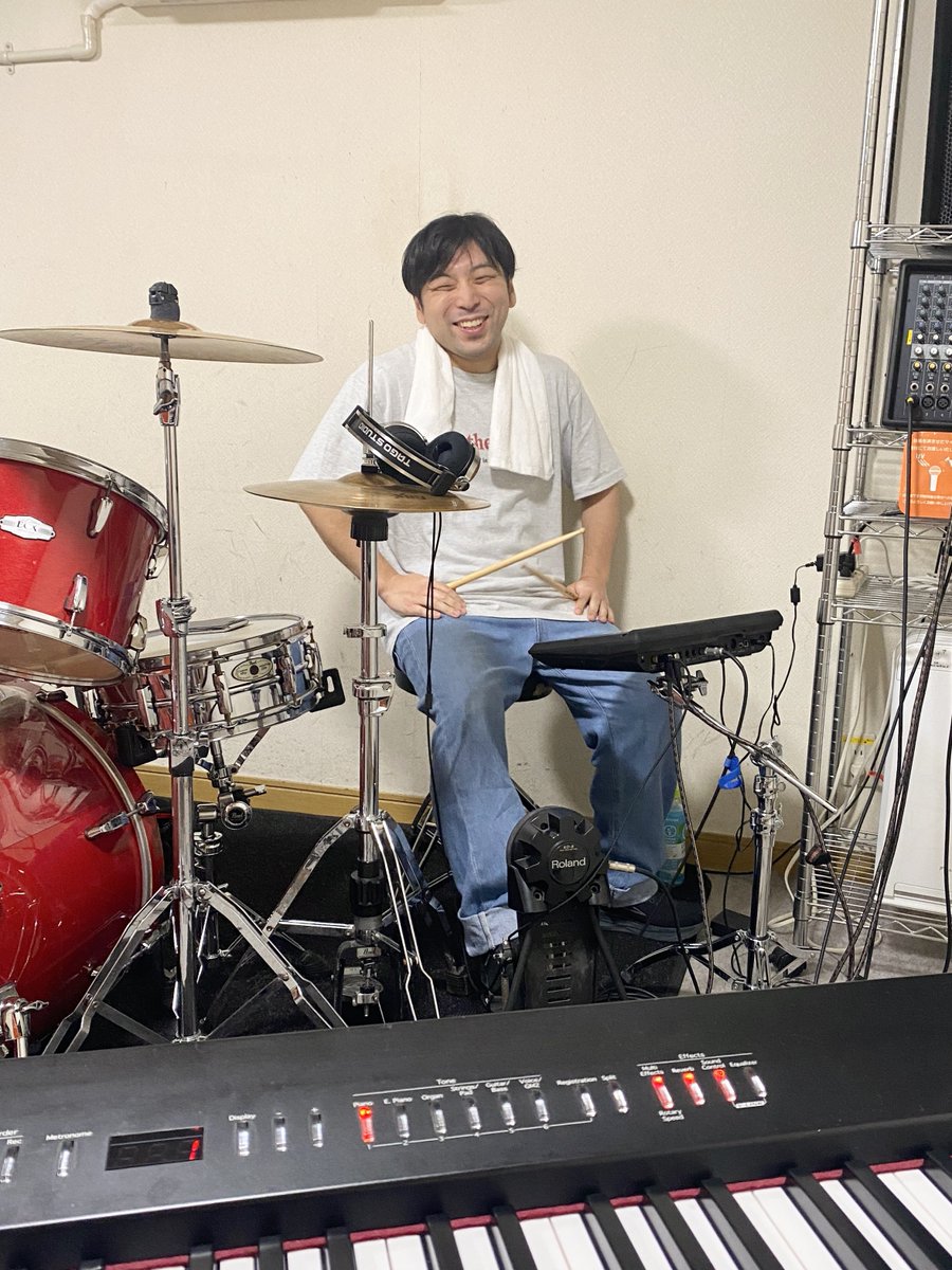 tsubasa525's tweet image. #虹さじ は、07.26㊏開催です！

僕のステージでは、ドラムのあおとさんがサポート出演！この日初めて演奏するパレードテーマ曲を、華やかに盛り上げていただきます🥁

今日は最後のリハーサルでした！みんなにお届けできるがとっても楽しみ。

まだまだご予約受付中です〜🙆🏻‍♂️
docs.google.com/forms/d/e/1FAI…