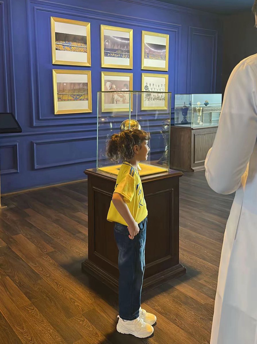 بيض الله وجيههم جميع والله يسعدهم مثل ما اسعدوها لكن لا زلت اطمع بفاعل خير يساعدها على موضوع الطرف الصناعي ومتأكد أني ابلقى بحول الله.