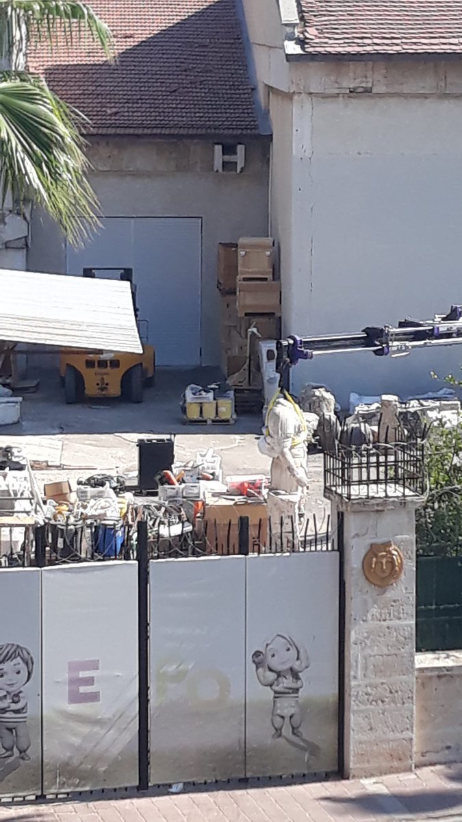 Antalya Müzesi’nde bir heykelin vinçle bağlanarak taşındığı görüntü, eserlere karşı gösterilen özensizliği gözler önüne serdi. Restorasyon bölümünün olduğu alanda yürütülen taşıma işleminin bu şekilde yapılması tedirginlik yarattı. ⬇️