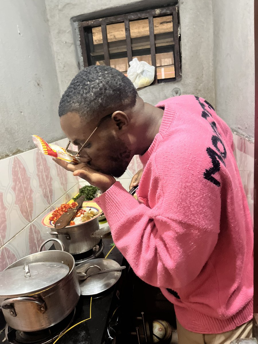 two_glazzes's tweet image. Helping your woman in the kitchen doesn’t make you less of a man, only shows you’re trained rightly