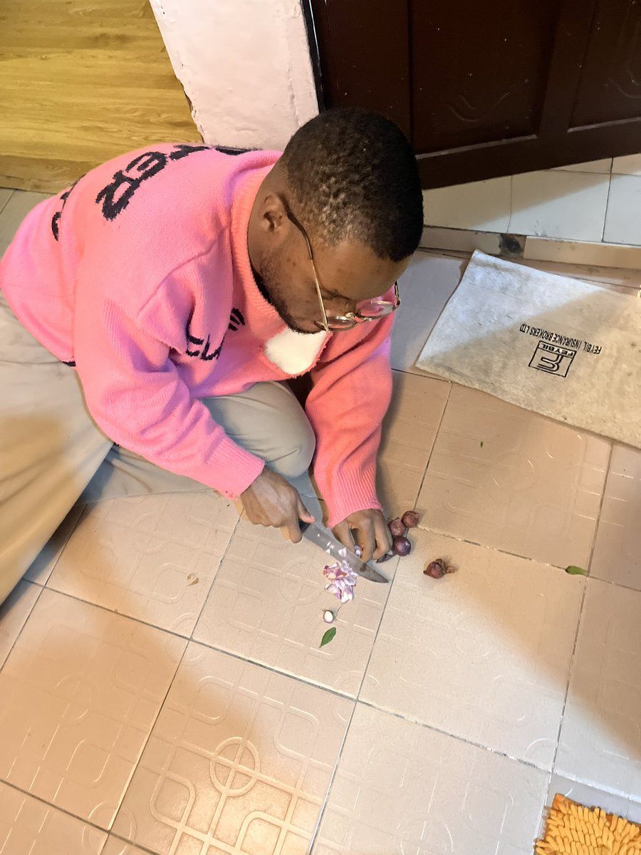 two_glazzes's tweet image. Helping your woman in the kitchen doesn’t make you less of a man, only shows you’re trained rightly