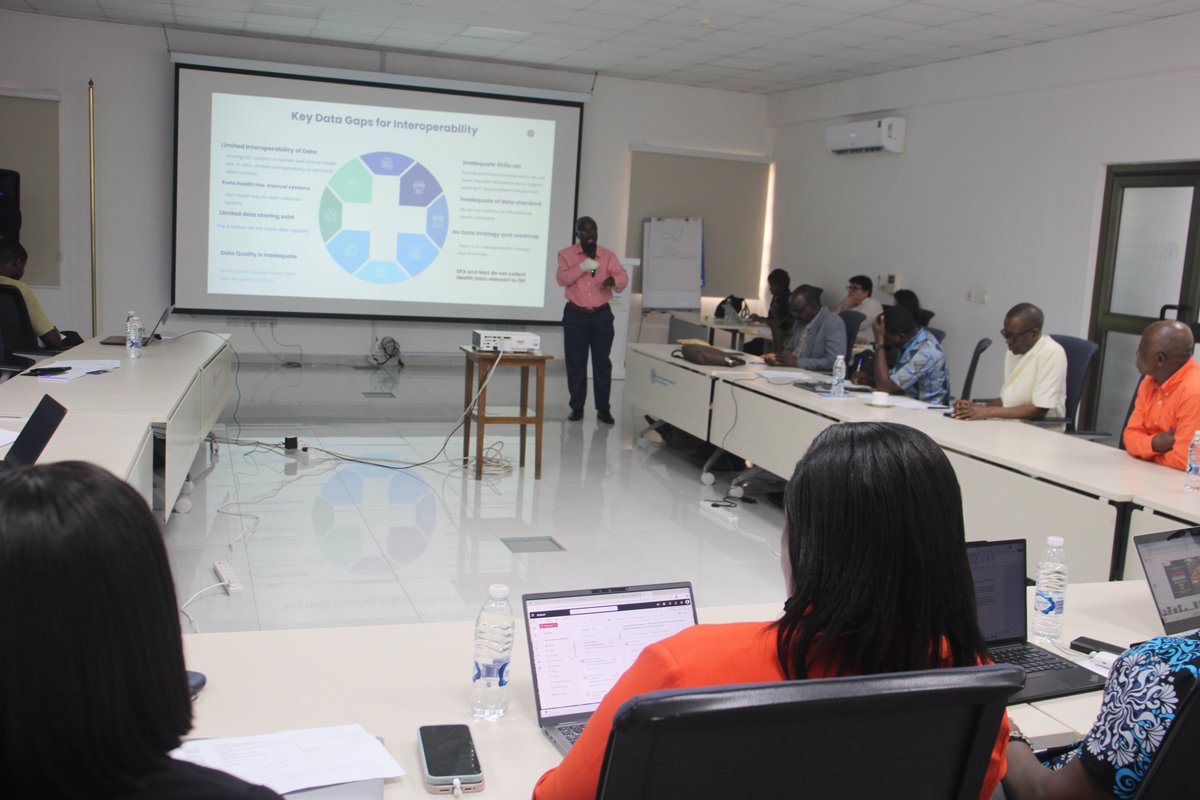#HappeningNow 🚨: Strengthening #OneHealth in 🇬🇭! Stakeholders develop a roadmap for interoperability of early warning &amp; surveillance systems, enabling timely data sharing and coordinated response to health threats across people, animals &amp; the environment. 🌍🦠👩🏿‍⚕️
#HealthSecurity