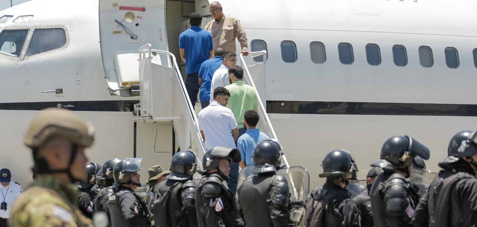 jungewelt's tweet image. Von den USA nach El Salvador deportierte Venezolaner sind nach Übereinkunft mit Washington wieder zurück in ihrem Land. Caracas leitet Ermittlungen gegen die salvadorianische Führung ein.
Von Julieta Daza, Caracas
jungewelt.de/artikel/504599…