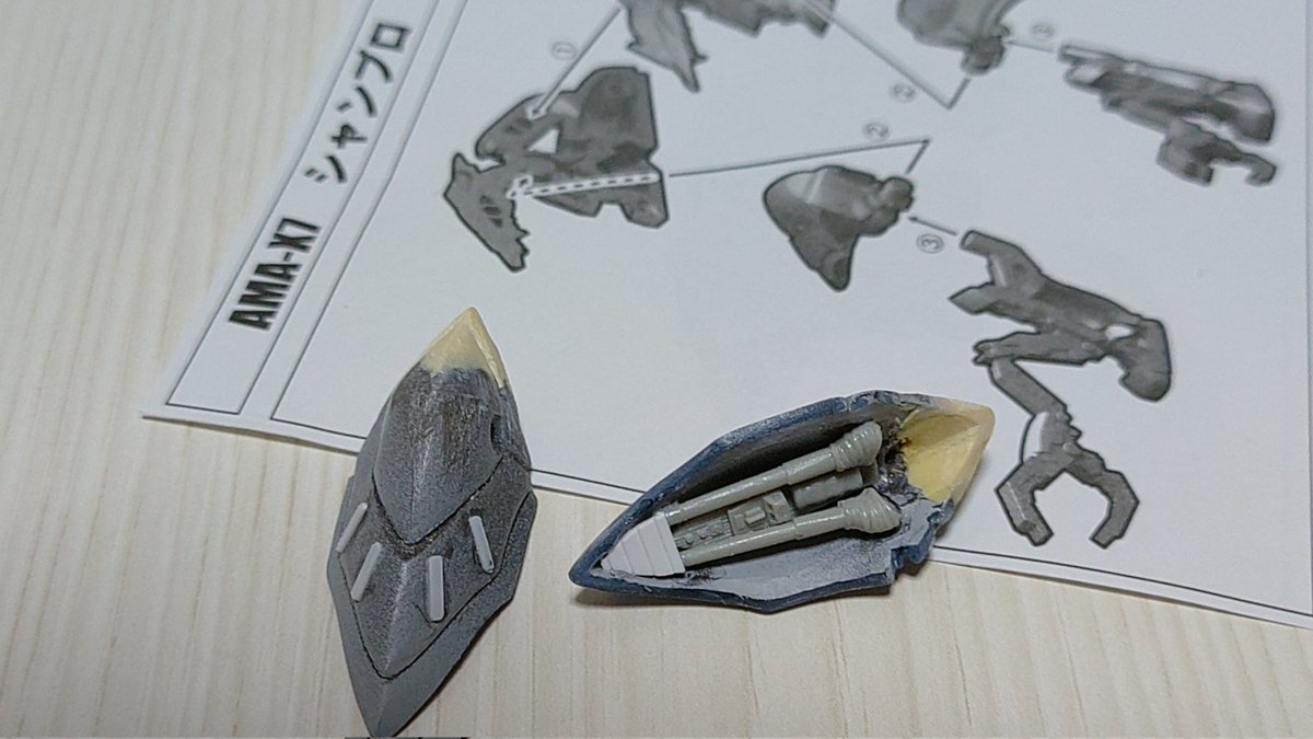 ucas_2014's tweet image. 「2分で作るガンダム名鑑」のシャンブロ。
仮組みしたら、肩のバインダーが短い…　急遽エポパテで延長しました。さてさて、塗装間に合うかー?
#2分で作るガンダム名鑑
#シャンブロ
#マ艦展