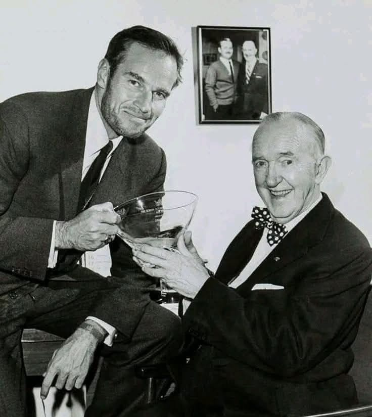 DarrellEpp's tweet image. SAG Award committee chairman Charlton Heston giving Stan Laurel the Screen Actors Guild Award "For outstanding achievement in promoting the best ideals of the acting profession and in advancing the principles of good citizenship" at Stan's Santa Monica home on February 11, 1964.
