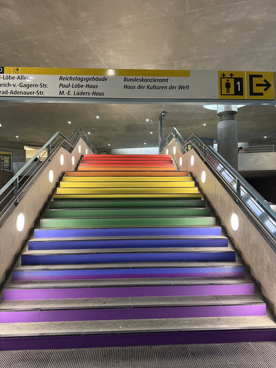 JulianAdrat's tweet image. Genau genommen eine Frechheit: Wer zum Herzen unserer Demokratie möchte, muss erst den Kotau machen – vor dem Regenbogen: das Symbol des moralischen Totalitarismus. Wer da hochsteigt, steigt in eine Welt, in der Deutschsein nur noch als Schuld existiert.