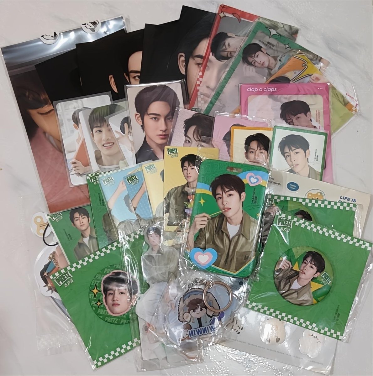 wwdsc7's tweet photo. -ˏˋ ☁︎ #imoncloudVII ☁︎ ˊˎ
↪ ✉ #yuecrtphfdbcks

better late than never. thank you so much @yuecart for the assistance. my winwin pcs and merchs arrived safe and sound. 💙 https://t.co/FU8NaZZhGh