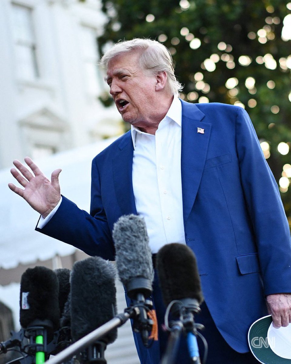 AlertaNews24's tweet image. 🇺🇸 | Según reportes, el presidente Trump está furioso porque el renovado enfoque en el caso Epstein eclipsa las victorias políticas planeadas, reporta Politico.
Fuentes de la Casa Blanca dicen que el equipo está “paralizado” y frustrado por la fijación de los medios con los…