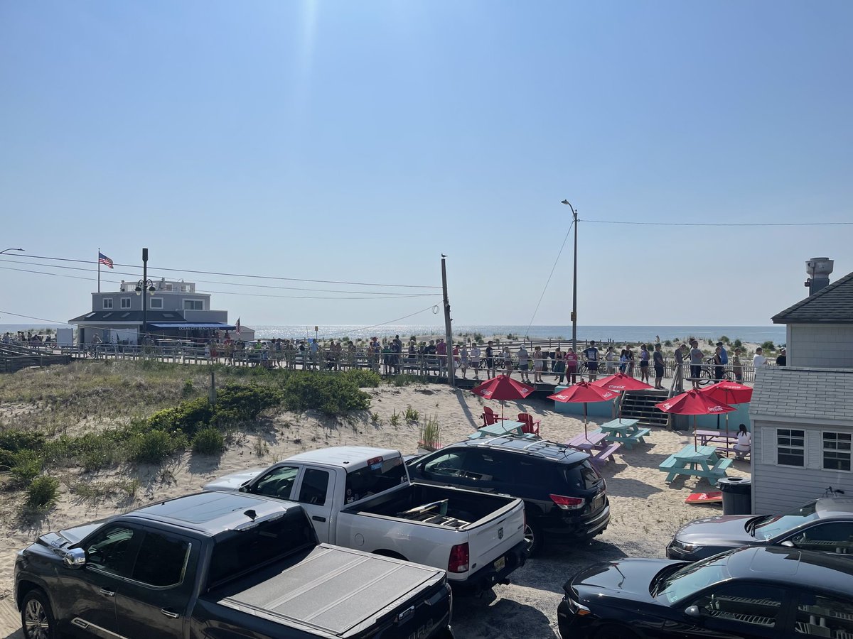 LarryShover1's tweet image. Fretting about the yield curve as people line up for donuts at Browns on the Ocean City NJ boardwalk.
