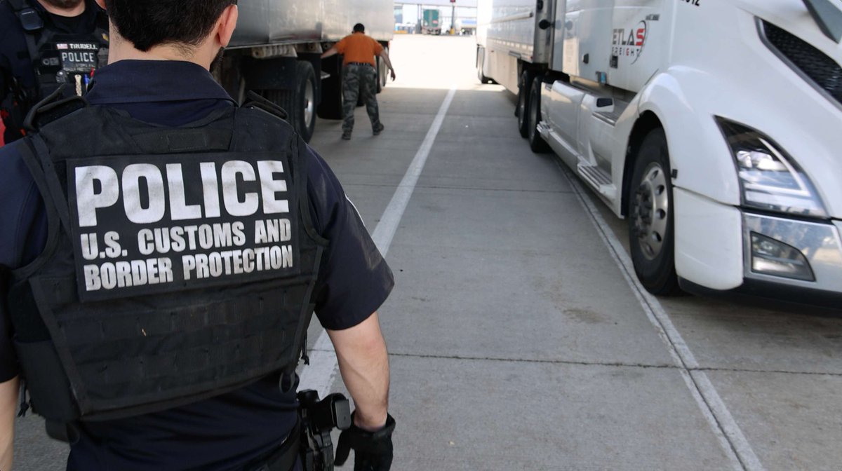 DFODetroit's tweet image. #CONTRABAND: Our #Detroit team seized 503lbs (228kgs) of #cocaine from a Canada-bound commercial vehicle, July 16. The driver—a Canadian citizen—was arrested and faces federal prosecution. Great work by the officers and @HSIDetroit agents involved! 🙌