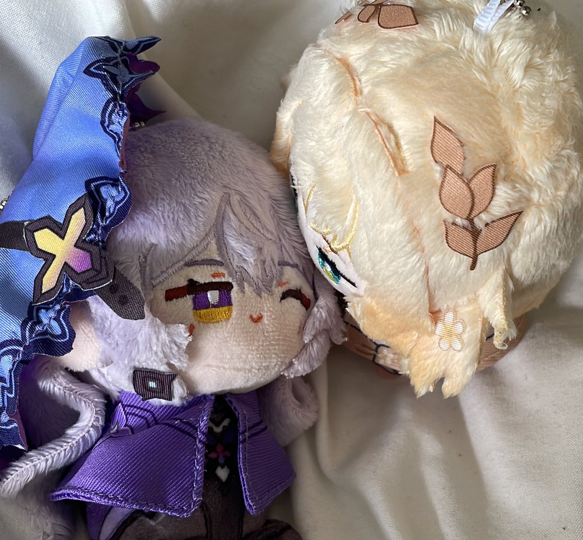 aglaeadoods's tweet image. Making them kiss cuz its the only ones I own