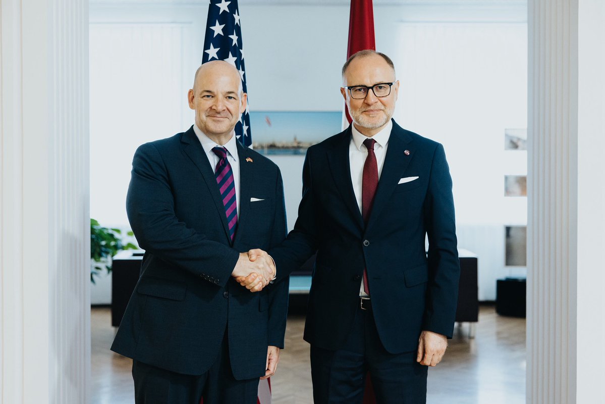 USEmbassyRiga's tweet image. U.S. Ambassador Robinson and @AizsardzibasMin Minister @AndrisSpruds had a great discussion that reinforced the enduring U.S. and Latvian defense relationship. We wish Minister Sprūds a safe journey to Washington. The United States and Latvia continue to be stronger together!…