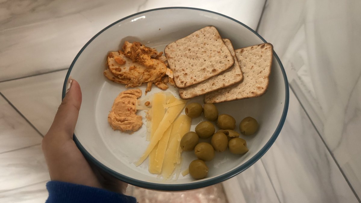 cocoajaysweetie's tweet image. Trying to stop eating like shit @1dkar1 are u proud of me😊