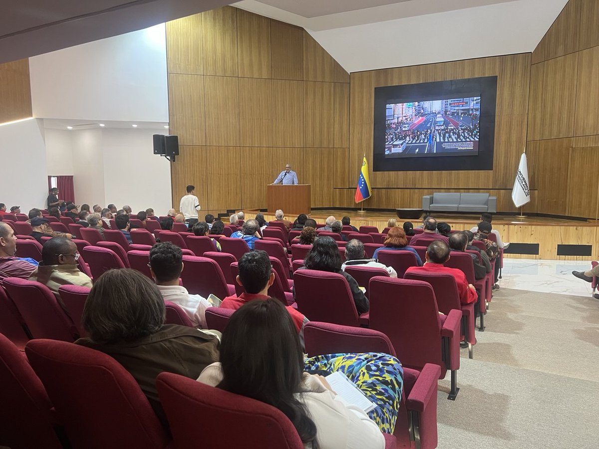 Durante la clase de este miércoles en el Diplomado de Medidas Coercitivas Unilaterales, el economista José Gregorio Hernández, explicó cómo la gestión inteligente de datos se convierte en una herramienta clave para analizar y contrarrestar los efectos de las sanciones económicas