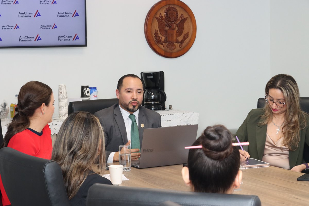 RPublicoPanama's tweet photo. Director de DINCRECE, Eric Sugasti, fue invitado por la Cámara Americana de Comercio e Industrias de Panamá @panamcham como expositor principal en un conversatorio sobre la “Transformación Digital del Registro Público: Eficiencia, Seguridad y Competitividad para Panamá”. https://t.co/ybyuXoYowz
