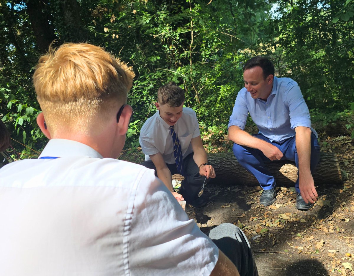 TomHayesBmouth's tweet image. I was lucky enough to visit Bournemouth School on Friday to meet students doing their @DofE Gold and Silver Awards.
From volunteering in the community to showing off their camping kit (which was *very* efficient at boiling water!), it was so great to see the impact they’re…